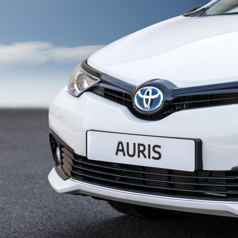 Детали экстерьера Toyota Auris Hybrid GB25 2017 года  (UK) (фото 5 из 46)